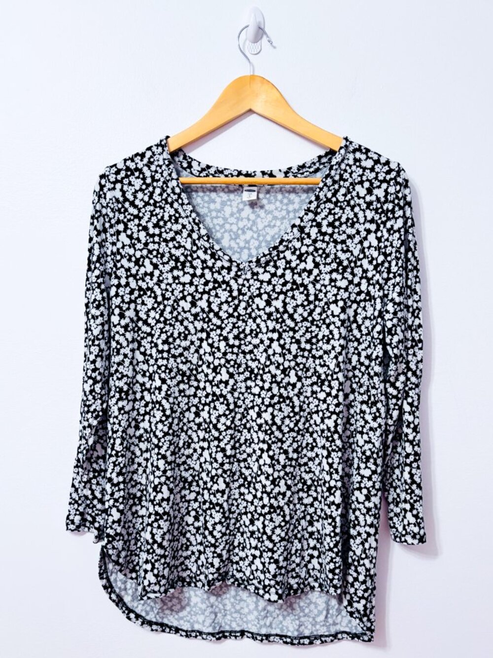 OLD NAVY Black White Ditsy Floral V-Neck Long Sleeve High Low Top Large